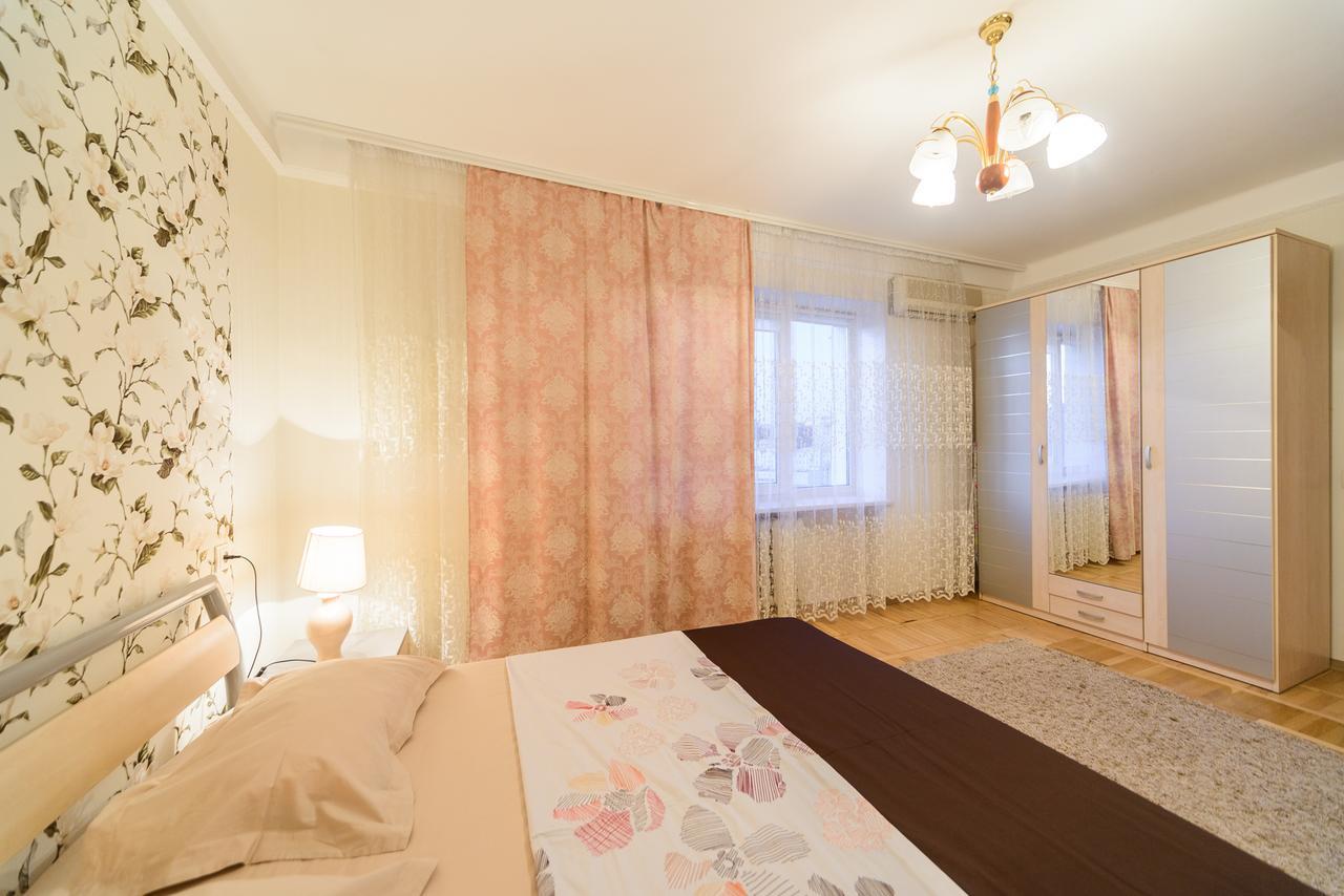 Apartment On Lesi Ukrainky Blvd Kiev Eksteriør billede